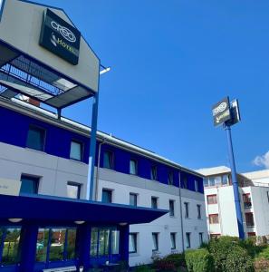 un edificio con un cartel en el costado en CREO Hotel Dessau en Dessau