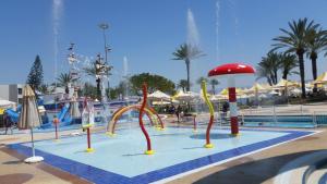 Bazén v ubytování Gai Beach Hotel nebo v jeho okolí