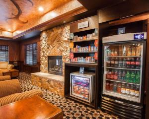 a bar with a drink cooler and a fireplace at Comfort Suites Moses Lake in Moses Lake
