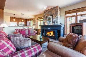 a living room with couches and a fireplace at L'Altitude by Rendez-Vous Mont-Tremblant in Mont-Tremblant