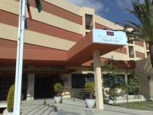un edificio con un cartello davanti di AYAMONTE Deluxe ad Ayamonte