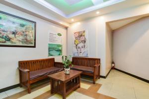 a waiting room with benches and a table at OYO 473 Ranchotel Drive-in in Biñan