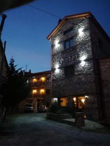 un edificio con luces de noche. en Gioras Hotel, en Palaios Agios Athanasios