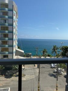 vistas al océano desde el balcón de un edificio en Apartamento Ondina Choice, en Salvador