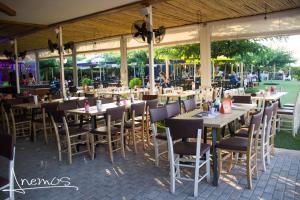Restaurace v ubytování Anemos Suites by Estia