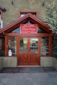 un restaurante no mear con un letrero encima de la puerta en Don Pepe Hotel y Cabañas en El Calafate