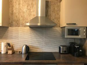 a kitchen with a stove top oven and a microwave at 3 -Zimmer Wohnung im Zentrum Bad Nenndorf in Bad Nenndorf