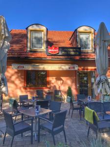 un restaurant avec des tables et des chaises en face d'un bâtiment dans l'établissement Penzión Pod Zámkom, à Bojnice