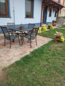 een tafel en stoelen op een patio bij Apartmány U splavu in Veselí nad Moravou