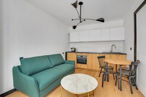 sala de estar con sofá verde y mesa en Pick A Flat's Apartment in Opera - Rue Grange Batelière, en París