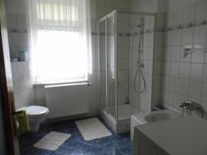 Koupelna v ubytování Ferienwohnung Karlguth + 5 fotografií