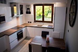 a kitchen with a table and a sink and a window at Res. Chalet a 10 min. da Rho Fiera e Stadio Meazza in Milan