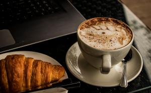 Kemudahan buat kopi dan teh di Mamba Point Hotel