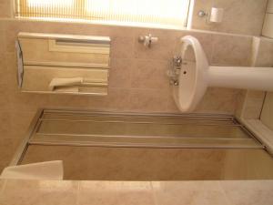 阿爾薩加的住宿－聖樹酒店，一间带卫生间、水槽和镜子的浴室