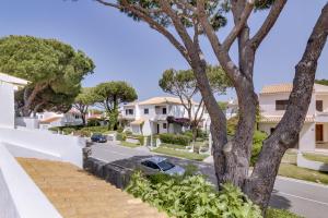 una vista desde el balcón de una casa con un coche aparcado en la calle en Vila Caracas - V3 - Vilamoura, en Vilamoura
