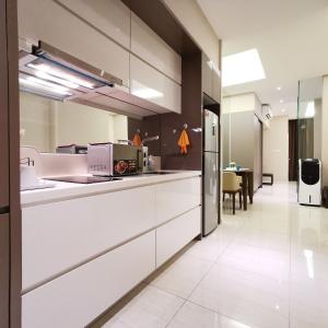 Кухня або міні-кухня у Sky Pool Elegant Suite @ Sri Hartamas