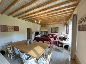 Ruang duduk di Stunning 5 bedroom French Manor house, Normandy