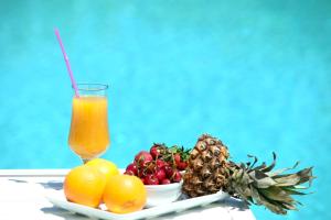 un plato de fruta y un vaso de zumo de naranja en Kassandra Villas, en Chaniotis