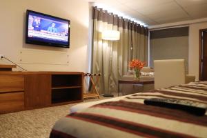 Uma TV ou centro de entretenimento em Mamba Point Hotel