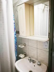 een badkamer met een wastafel en een medicijnkastje bij Casa check in Dpto 2 a 4 pers in Neuquén
