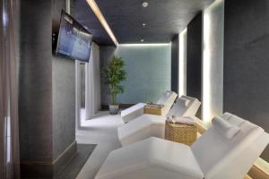- un salon avec des canapés blancs et une télévision dans l'établissement Danis Hotel Istanbul Old City, à Istanbul