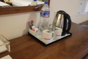 Kemudahan buat kopi dan teh di Mamba Point Hotel