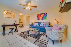 sala de estar con sofá azul y mesa en Hainsley Apartments at 1645 en Fort Lauderdale