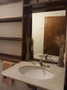 baño con lavabo y espejo grande en Proa Amarilla, en Punta del Este
