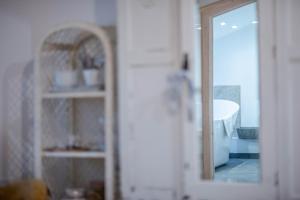 een badkamer met een wit bad en een spiegel bij MAISON50 in Crickhowell