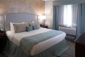 Postel nebo postele na pokoji v ubytování Best Western PLUS Franklin Square Inn