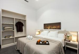 Posteľ alebo postele v izbe v ubytovaní Aspasios Rambla Catalunya Apartments
