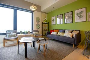 ein Wohnzimmer mit einem Sofa und einem Tisch in der Unterkunft Casa Orient @ Macalister 218 ❈中路218东方之家 3BR 8PAX in George Town