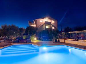 Bazén v ubytování Apartments Zaton nebo v jeho okolí