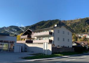 un bâtiment situé sur le côté d'une rue avec une montagne dans l'établissement Appartement Jana by Schladming-Appartements, à Schladming