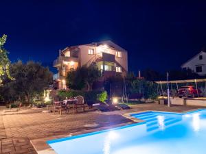 Bazén v ubytování Apartments Zaton nebo v jeho okolí