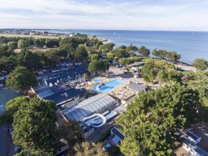 an overhead view of a resort with a pool and the ocean at Mobilhome Victory 56 in Quiberon