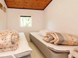 um quarto com 2 camas e uma janela em Holiday home Asnæs VII em Asnæs