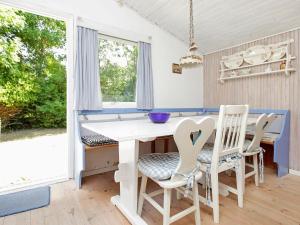 uma cozinha com uma mesa branca e 2 cadeiras em Holiday home Asnæs VII em Asnæs