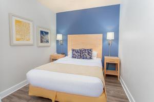 
A bed or beds in a room at Seaside Amelia Inn - Amelia Island
