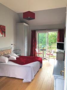 - une chambre avec un lit et une table avec des chaises dans l'établissement La Motte Melleraye, à Donnery