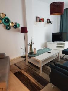 een woonkamer met een salontafel en een bank bij Fenia's Apartment in Thessaloniki