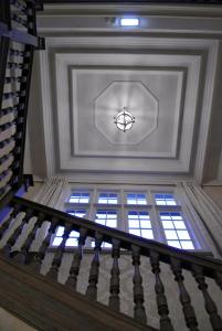 eine Treppe mit einer Decke und Fenstern in der Unterkunft Willington Hall Hotel in Tarporley