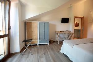 1 dormitorio con 1 cama y 1 mesa con silla en La Posada de Ojebar Nórdica en Rasines