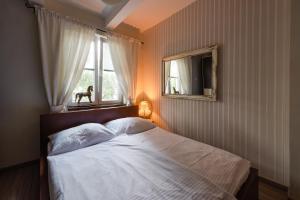 sypialnia z dużym łóżkiem i oknem w obiekcie Second home in heart of Bratislava w Bratysławie
