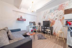 uma sala de estar com um sofá e uma pintura na parede em Second home in heart of Bratislava em Bratislava