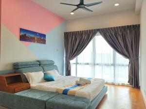Un dormitorio con una cama grande y un sofá. en Sunset Seaview Vacation Condos @ IMAGO Shopping Mall, en Kota Kinabalu