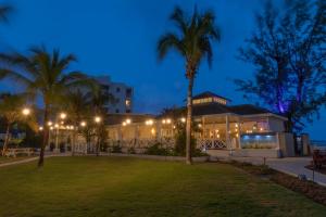 Um jardim em Sea Breeze Beach House All Inclusive by Ocean Hotels
