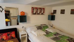 una camera da letto con un letto con un piumone di Location Turistic Monolocale nel Parco del Santuario CIR 00033 ad Asti