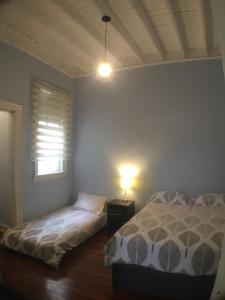 um quarto com 2 camas, uma janela e um candeeiro em HEART OF PLAZA SAN MARTIN - 2 Boutique Apartments em Lima