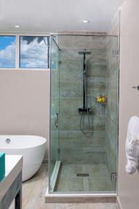 Um banheiro em Sea Breeze Beach House All Inclusive by Ocean Hotels